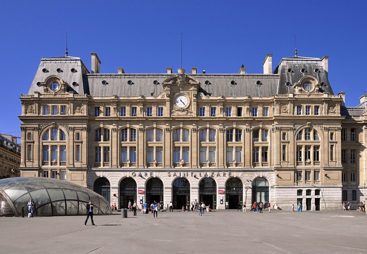 Train at Gare Saint-Lazare returning to Paris